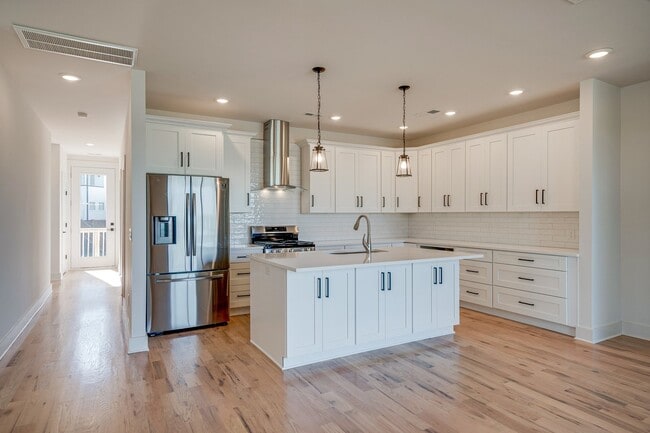 Building Photo - Stunning 4-Bedroom Nashville Home with Granite Countertops, Hardwood Floors, and Fireplace!