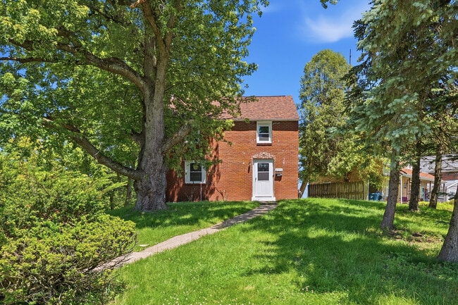 Building Photo - 624 Elm Dr