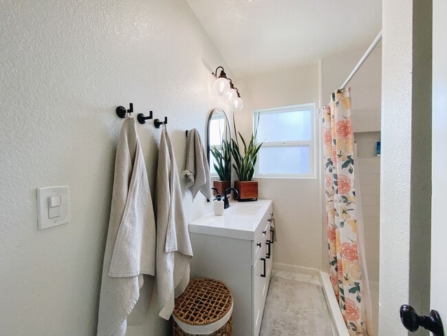 Building Photo - Beautiful 3/1 with gated driveway in Colonial Heights!