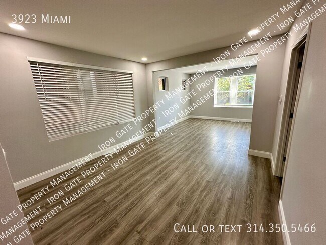 Building Photo - 3923 Miami-