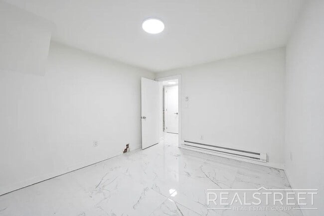 Building Photo - Massive 4BD/4BA Duplex with Office & Priva...