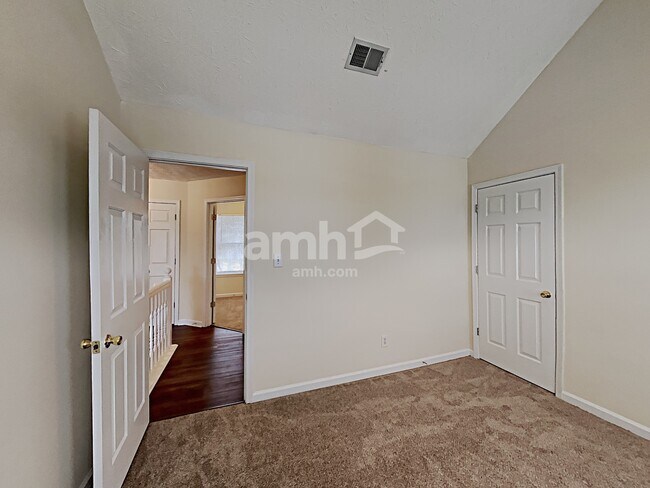 Building Photo - 300 Carriage Lake Ln