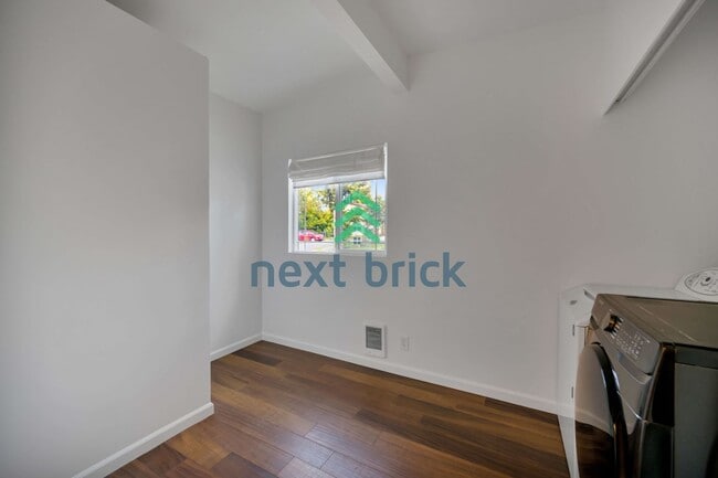 Building Photo - 2 Bed and 2 Bath Single Family is Available for Rent!