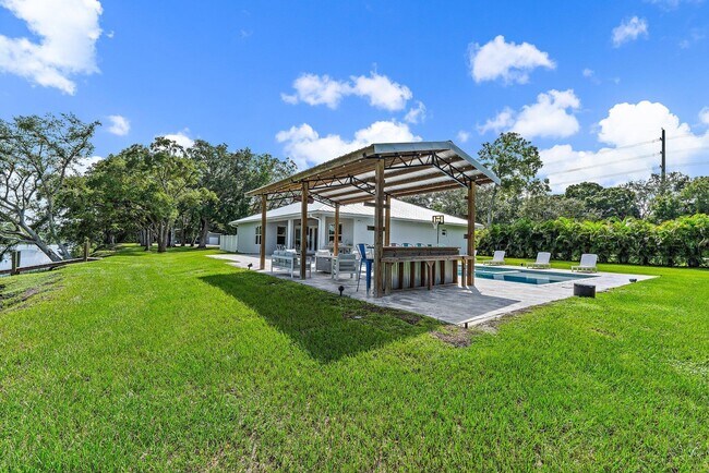 Building Photo - 12955 SW Kanner Hwy