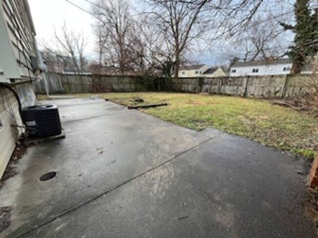 Building Photo - 3 BR 1.5 BA split-level with attached 1 car garage