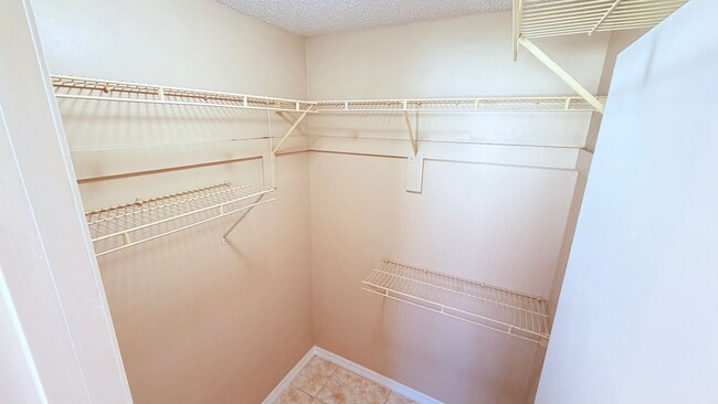Building Photo - Cozy 2 BR / 2 BA Duplex