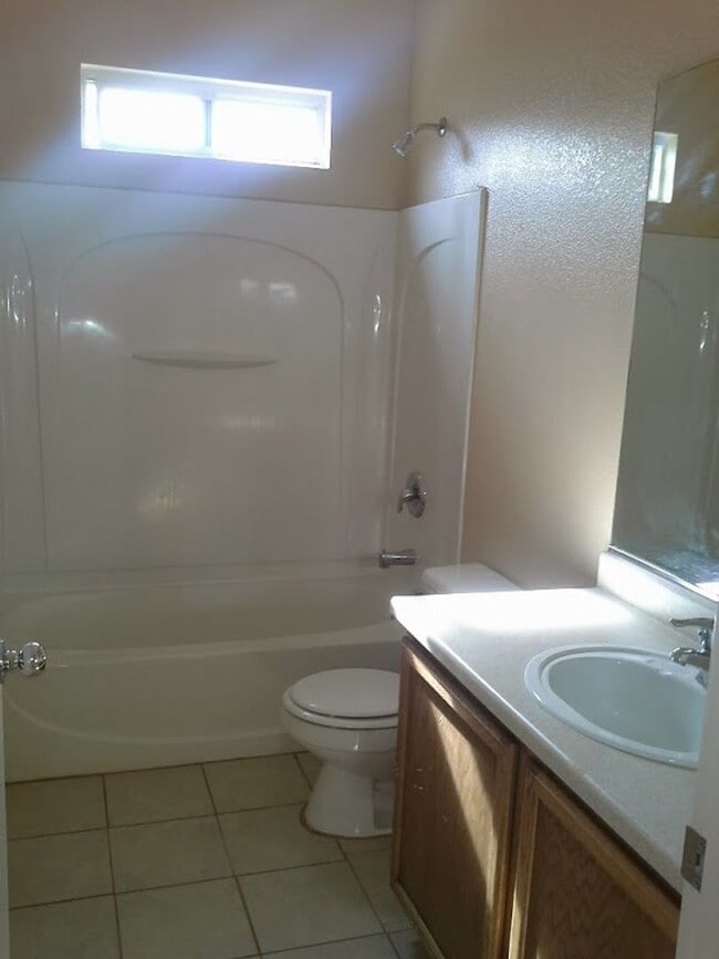 Building Photo - Gorgeous 3 Bedroom Townhome with Attached Garage! Available for Immediate Move in!