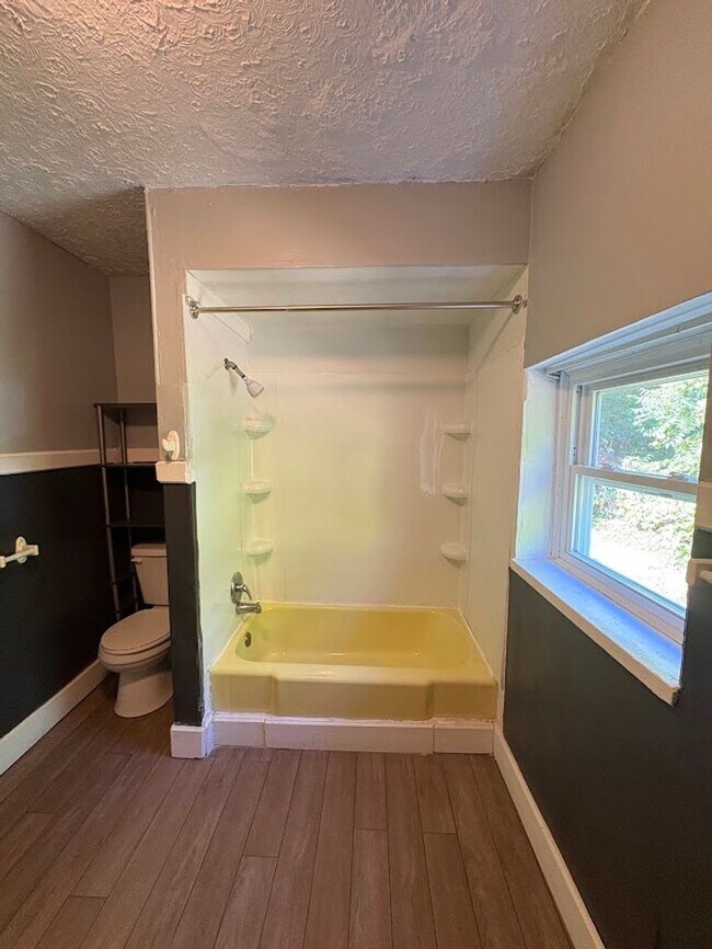 Building Photo - Two bedroom one bathroom home for rent