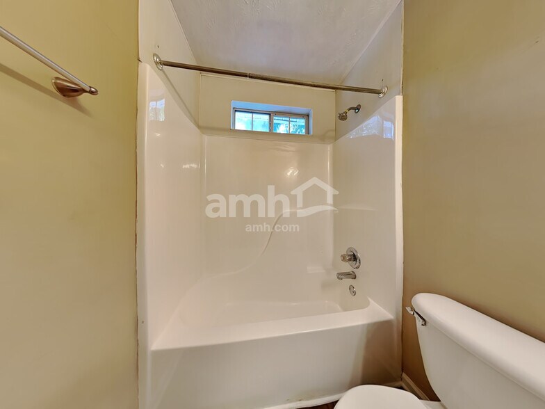 Building Photo - 685 Oxford Hall Dr SW