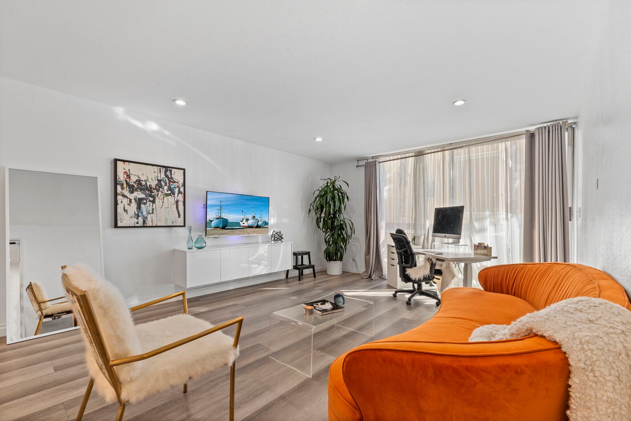 Building Photo - 321 S San Vicente Blvd