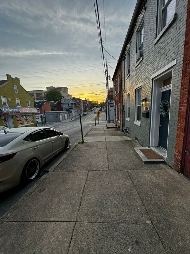 Building Photo - !!Fully Remodeled Row Home in the Heart of Lancaster City!!