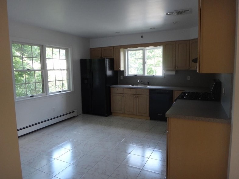 Bright, sunny Eat-in kitchen - 53 Prince St