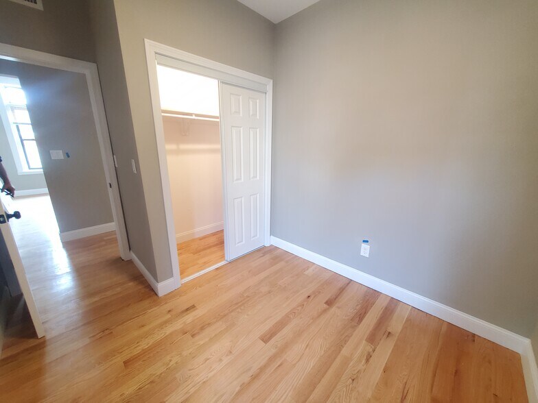 Building Photo - 1914 Beacon St