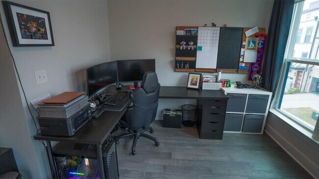 Building Photo - 2155 Burnside Dr