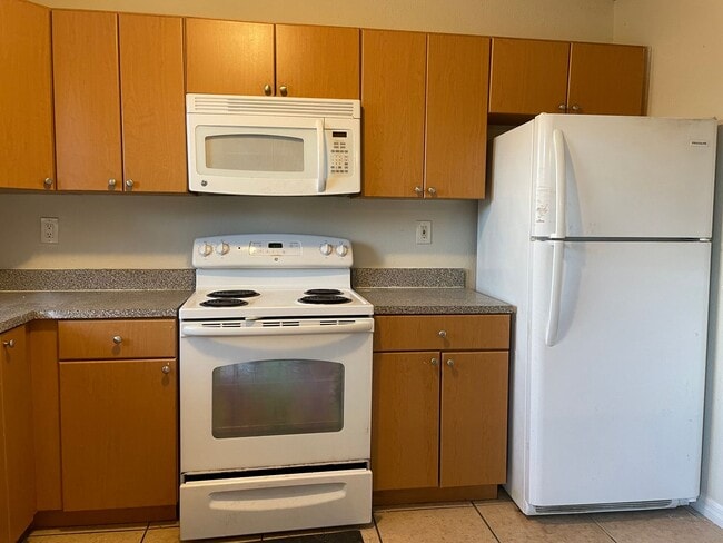 Building Photo - 1bed/1bath move-in ready condo $1100/month available December 2025