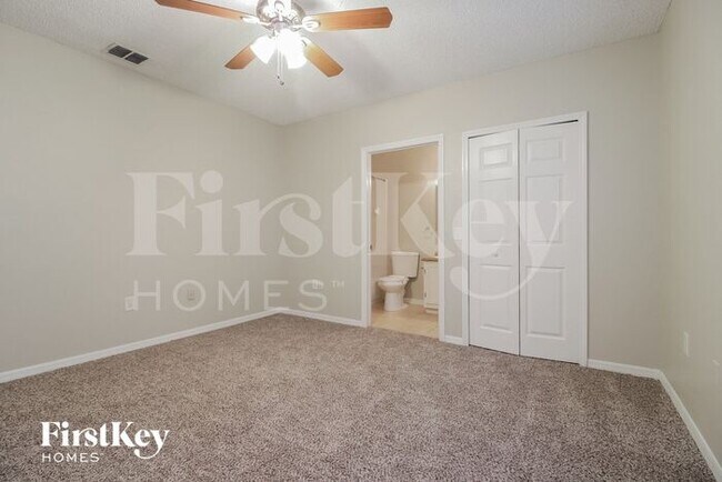 Building Photo - 1205 Schumann Dr
