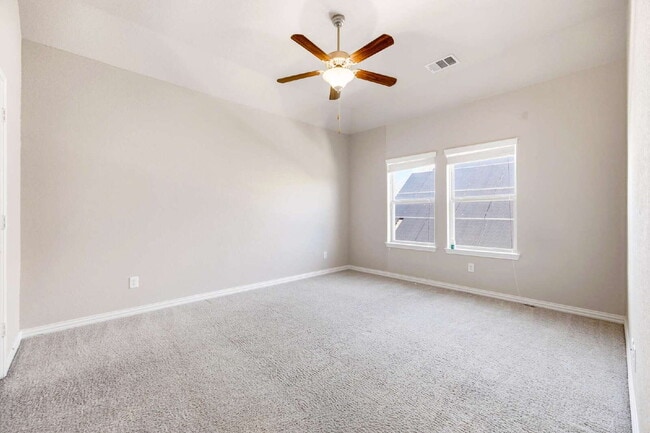 Building Photo - Spacious 4 bed 2.5 bath home available for rent