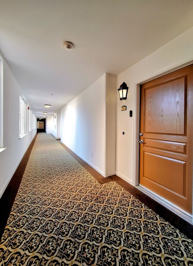 Building Photo - Beautiful 2bd Condo In Gated Community With Pool, Gym, and In-unit Laundry!