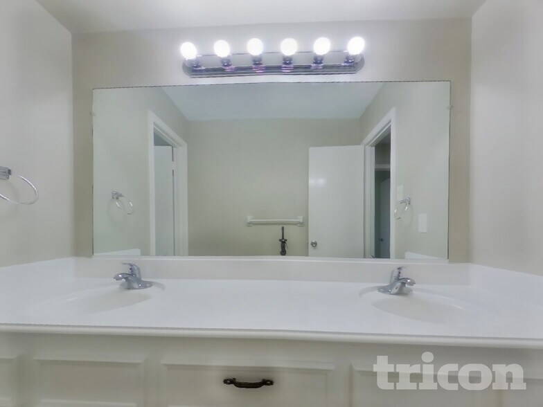 Building Photo - 902 Lanell St