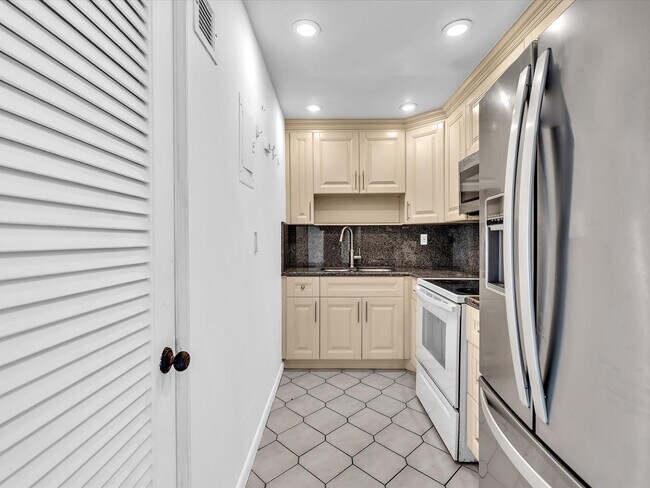 Building Photo - 900 NE 18th Ave