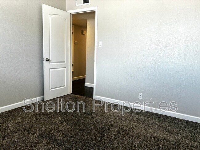 Building Photo - 1421 S Roberts Rd