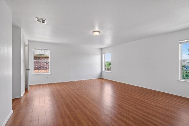 Building Photo - 5-bedroom, 3 bathrooms House for Rent