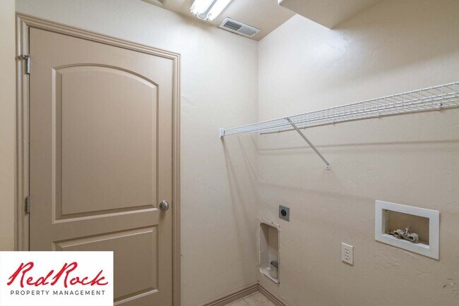 Building Photo - Beautiful 3 bedroom, 2.5 bathroom Townhome...