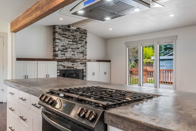 Building Photo - Emerald Estates 4 bed 2 bath with fenced yard