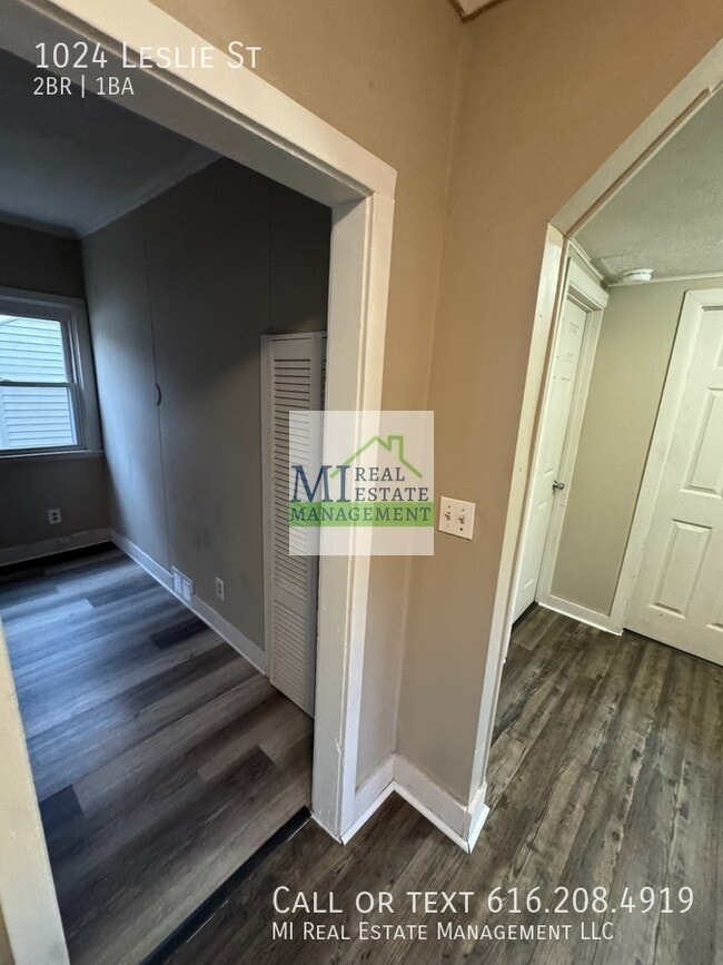 Building Photo - 1024 Leslie St