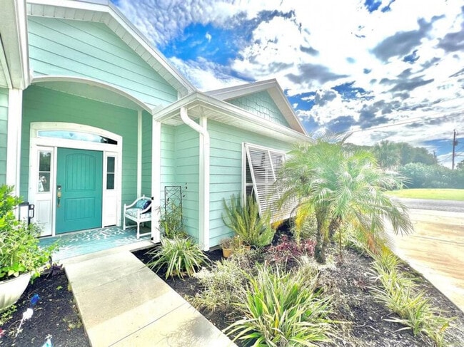 Building Photo - 5402 Pinetree Ave