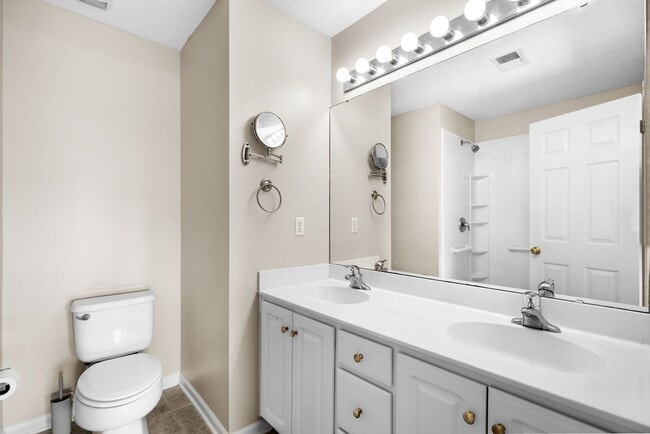 Building Photo - 571 Riverward Dr