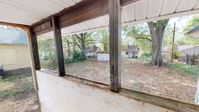 Building Photo - 579 Saxon Ave