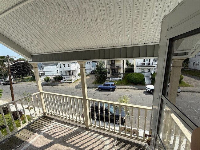 Building Photo - 158 Grove St