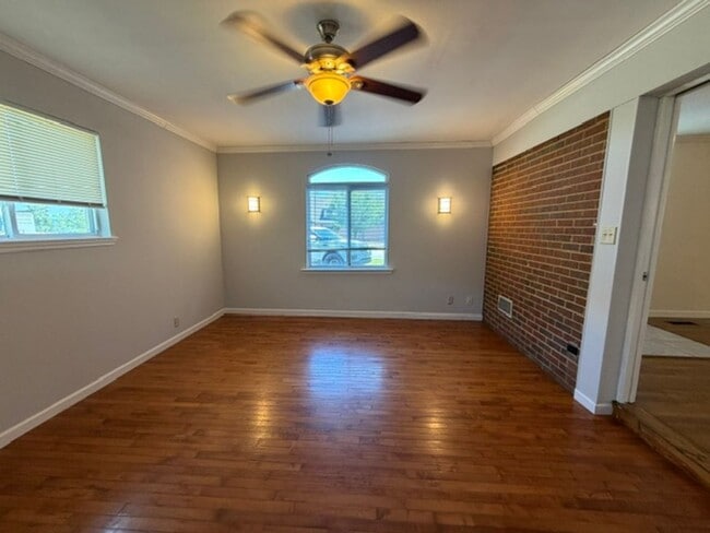Building Photo - Beautiful 3 Bedroom 2 Bath with fenced in backyard