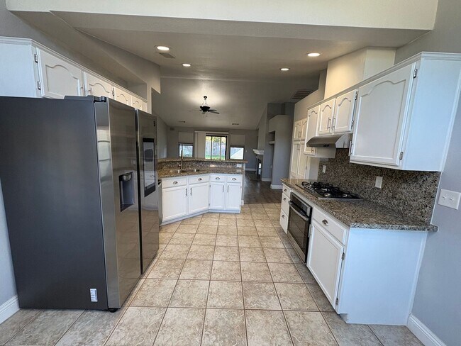 Building Photo - SE Visalia home coming soon!