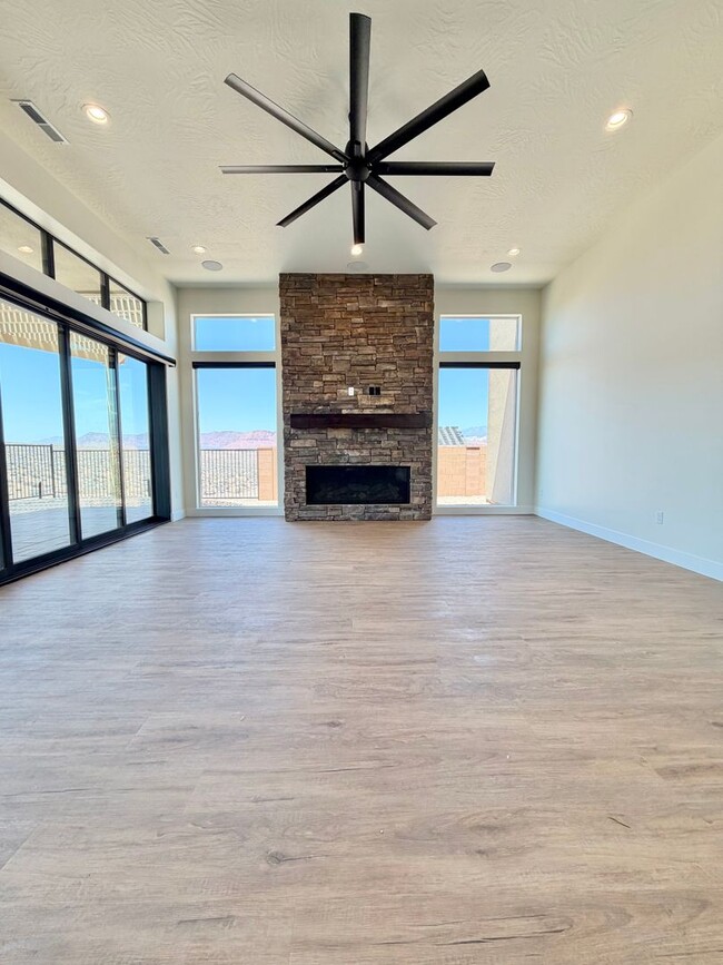 Building Photo - Beautiful Single-Level Home with Trail Access & Stunning Views!!! Pet Friendly!