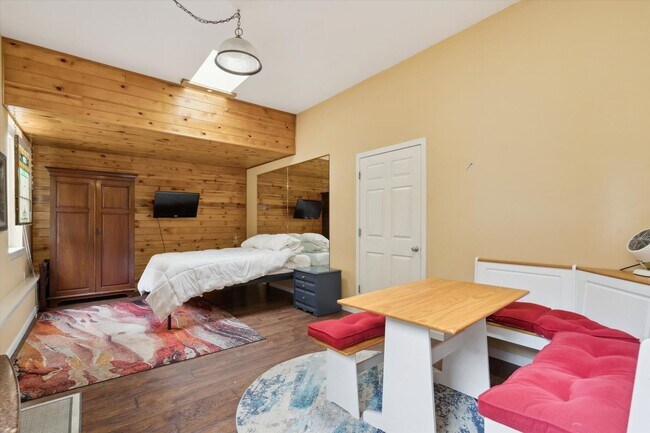 Building Photo - Bainbridge Farm House