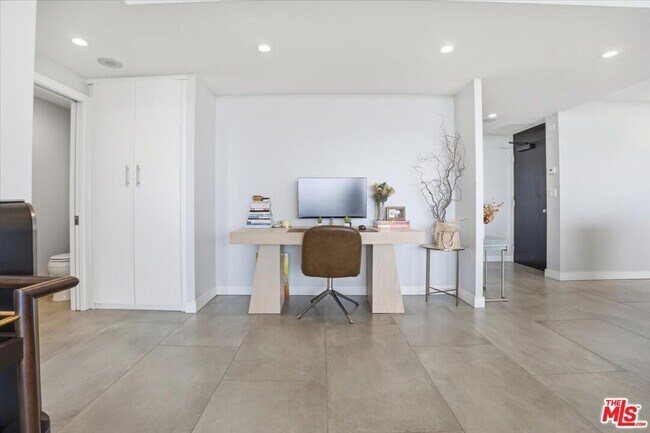 Building Photo - 2222 Ave of the Stars