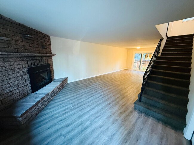 Building Photo - 3 bed 2 bath unit with 1 car garage - Pet Friendly