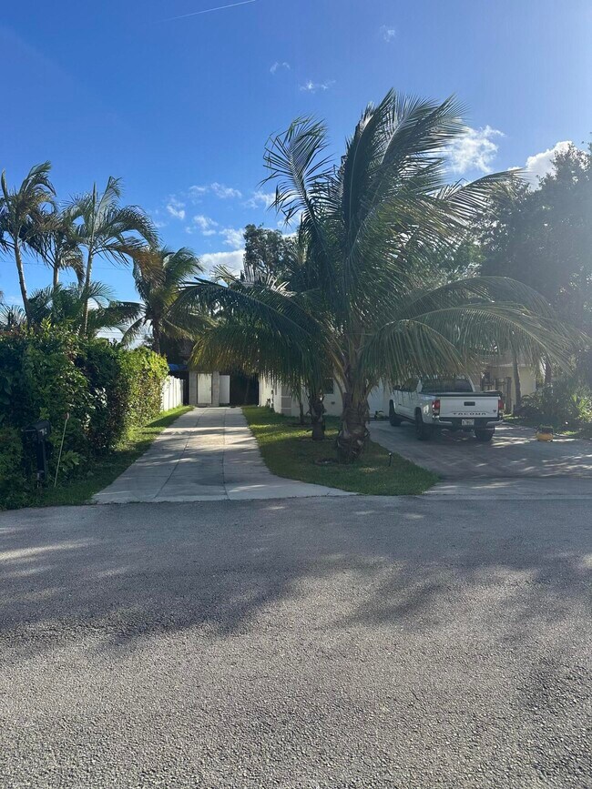 Building Photo - 4942 Dillon St