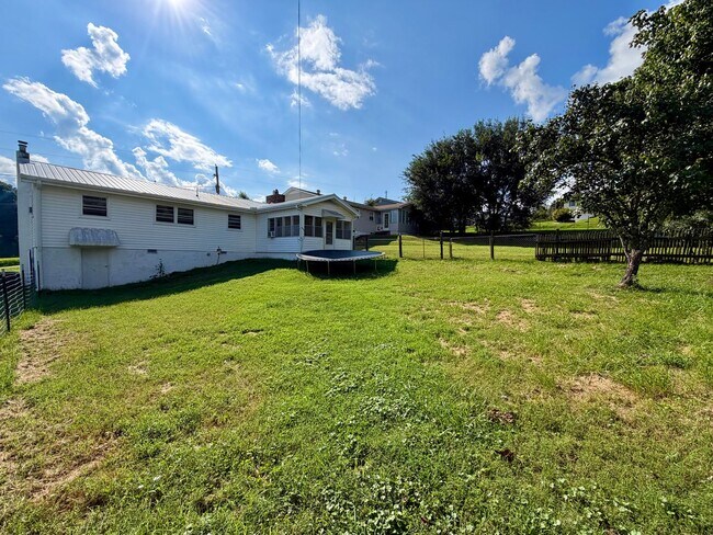 Building Photo - 320 Independence Dr