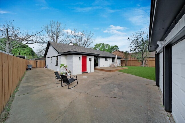 Building Photo - 323 Gentilly Dr