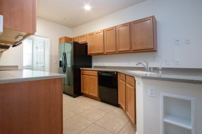 Building Photo - 3 Bedroom 2.5 Bath Townhome San Michele