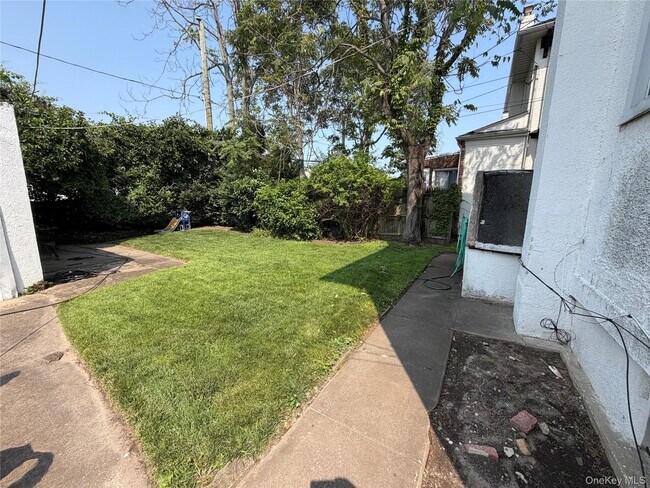 Building Photo - 527 W Beech St