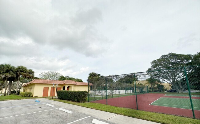 Building Photo - 924 SW 9th St Cir