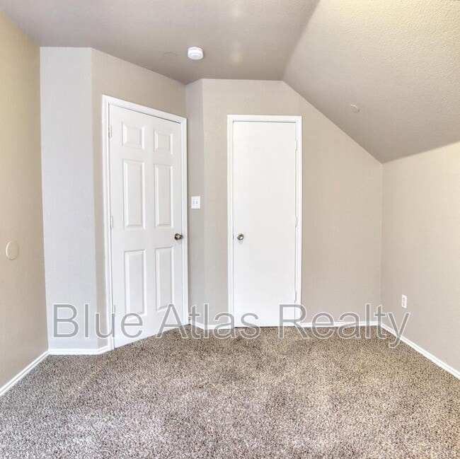 Building Photo - 402 Kings Way Dr