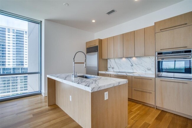 Building Photo - 2200 Victory Ave