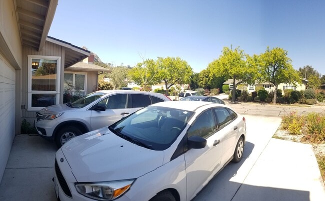 Building Photo - 5 bed 3.5 bath home close to campus!