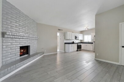 Building Photo - 2 bedroom, 1 bathroom single-story duplex