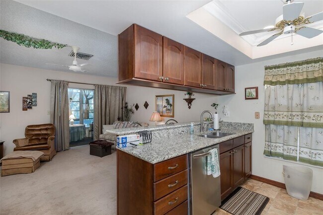 Building Photo - 8015 San Fernando Dr